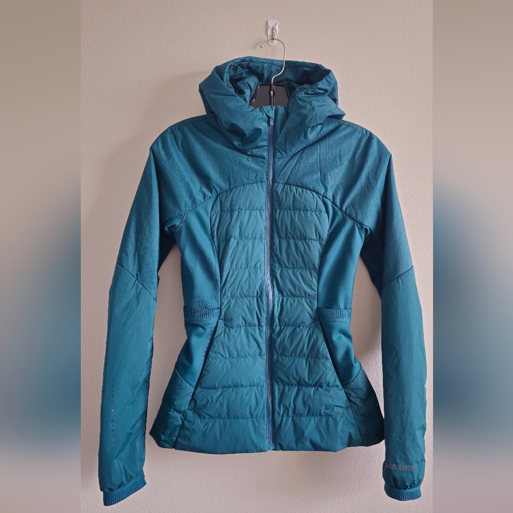 Lululemon Women's Down for It All Jacket Size 2 Teal Color
